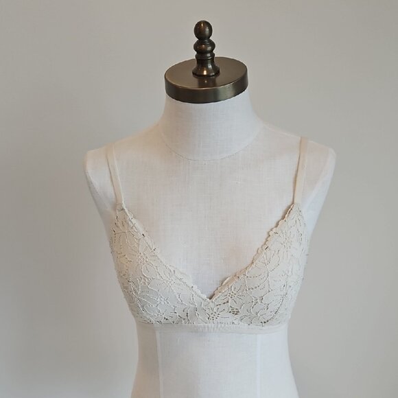 aerie Other - Aerie Cream Lace Lightly Lined Bra with Scalloped Edges